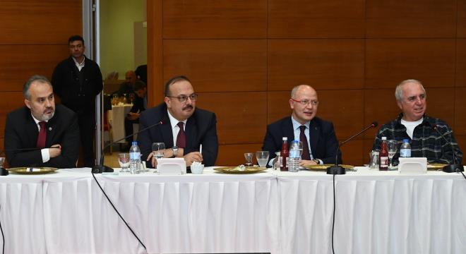 Bursa Bykehir Belediyesi?nin BURSKOOP marifetiyle verdii burslardan yararlanan rencilerin tamamen effaf bir ekilde, hakkaniyete uygun, titiz bir deerlendirme ile belirlendiini renen i dnyas, BURSKOOP iin kesenin azn at. zellikle sanayinin ihtiyac olan ara kademe eleman yetitirmenin tevik edilmesi bakmndan meslek liselilerin sisteme dahil edilmesini olumlu karlayan i adamlar BURSKOOP?a destek sz verdi.  <br>Bursa Bykehir Belediyesi tarafndan dzenlenen ?Bursa iin Omuz Omuza? temal toplant, otomotivden tekstile, eitimden sala, gdadan perakende sektrne kadar Bursa?nn i insanlarn kent ynetimi ile bir araya getirdi. Bursa Valisi Yakup Canbolat, Bykehir Belediye Bakan Alinur Akta ve AK Parti l Bakan Davut Grkan?n da katld toplantda Bursa ve lke ekonomisine deer katan i adamlar hazr bulundu. Bykehir Belediyesi?nin son 5 ylda ulamdan altyapya, evreden kltr sanata, spordan sosyal hizmetlere kadar her alanda hayata geirdii yatrmlarla ilgili bir sunum yapan Bykehir Belediye Bakan Alinur Akta, Bursa?da yaam kalitesini ykselten yatrmlarn hz kesmeden sreceini vurgulad.