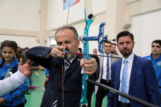 Bursa?y sporda da marka kent haline getirmeyi amalayan Bykehir Belediyesi, branlara zel tesislere okuluu da ekledi. Toplam 835 metrekare kullanm alan, kapal ve ak okuluk tesisleri, evre dzenlemesi ve otopark ile Atclar, ayn zamanda Bursa?da okuluun kalbinin de att yer olacak.