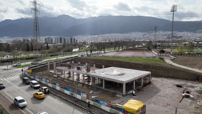 Bursa?da amatr spor kulplerine nakdi ve ayni destek salayan, mevcut sahalar yenileyen, ?sporun tabana yaylmas iin? yaz ve k spor okullar gibi projelerle her zaman sporcunun yannda olan Bykehir Belediyesi, kente ?branlara zel? spor tesisleri kazandrmaya devam ediyor. Getiimiz haftalarda Emek Mahallesi?nde ina edilecek gne ve tekvando salonunun temelini atan Bykehir Belediyesi, futbol, atletizm, yzme, tenis ve salon sporlarnn yapld tesisler ile Bursa?nn sporda kalbi olan Atclar?a imdi de okuluk salonu kazandryor. Atclar futbol sahalarnn yannda inaat devam eden projede, 455 ve 115 metrekare olmak zere iki adet kapal okuluk salonu yer alyor. Toplam 835 metrekare kullanm alan, kapal ve ak okuluk tesisleri, evre dzenlemesi ve otopark ile Atclar, ayn zamanda Bursa?da okuluun kalbinin de att yer olacak.
