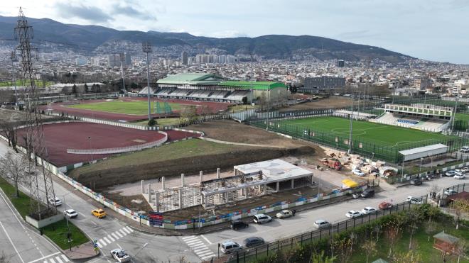 Gelecee yatrm<br>  Bursa Bykehir Belediye Bakan Alinur Akta, genlik ve spor hizmetlerinin ncelikli konu balklarndan biri olduunu hatrlatarak, bu alandaki hizmetlerin lkenin gelecei iin yapldnn altn izdi. Mevcut spor tesislerinin yenilenmesinin yannda Bursa?ya yeni spor tesisleri kazandrdklarn dile getiren Bakan Akta, ?Maalesef teknoloji, oyun anda olan ocuklarmz sokaklardan koparp, bilgisayar bana hapseder oldu. Gnmzde artk internet bamlln konuuyoruz. Yeni neslin daha salkl, sporcu ve idealist olmasn istiyoruz. Bunun iin de ocuklarmza, daha salkl ortamlarda spor yaptryoruz. Atclar, zaten bnyesindeki spor tesisleri ile zaten kentimizde sporun en nemli adresi. Yaptmz okuluk salonu ile bu branta da ulusal ve uluslararas baarlara imza atan sporcular yetitireceiz? dedi.