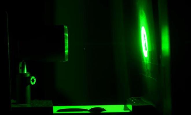 Tuvaletleri kullanan kiilerin endielenmesi gereken sadece kendi atklar deil. Dier birok alma, patojenlerin tuvaletin iinde ve sifonda kalabildiini, bu nedenle de potansiyel maruz kalma riskini artrdn gstermitir. Crimaldi, "Tuvaletin amac, klozetteki atklar etkili bir ekilde atmaktr, ancak ayn zamanda bunun tersini de yapmaktadr, bu da ieriin ounu yukar doru pskrtmektedir" dedi. "Laboratuvarmz, bu sorunu iyiletirmek ve hafifletmek iin bir temel salayan bir metodoloji oluturdu."