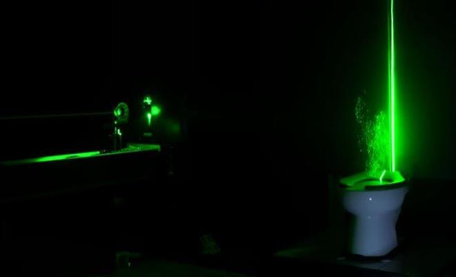 Tuvaletin kendisi, aratrmann yapld Kuzey Amerika'daki umumi tuvaletlerde yaygn olarak grlen trdendi: kapaksz bir niteye elik eden, manuel veya otomatik, arkadan duvara yapkt. Tek fark yepyeni ve temiz tuvalet sadece musluk suyuyla dolduruldu.