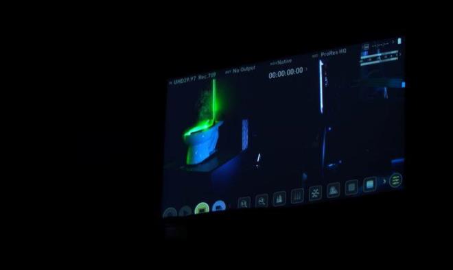 Mhendislerden oluan bir ekip, parlak yeil lazerler ve kamera ekipman kullanarak, kapaksz bir umumi tuvalet sifonu ekildiinde plak gzle grlemeyen kk su damlacklarnn nasl hzla havaya pskrdn ortaya karmak iin bir deney gerekletirdi.