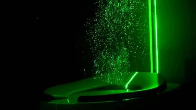 TAM BR LM MAKNES!    Enerjik, havadaki su paracklar ounlukla yukarya ve geriye doru arka duvara yneldi, ancak hareketleri tahmin edilemezdi. kan kalntlar ayn zamanda laboratuvarn tavanna da ykseldi ve gidecek baka hibir yeri olmadndan duvardan dar doru ilerledi ve odann iine doru yayld.