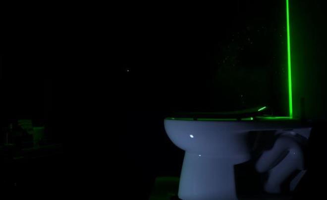 SFONU IKARKEN IKAN SONU KORKUTTU!    alma, havadaki bu paracklarn saniyede 2 metre hzla frlayarak 8 saniye iinde tuvaletin 1,5 metre yukarsna ulatn buldu. En byk damlacklar saniyeler iinde yzeylere kme eilimindeyken, daha kk paracklar (5 mikrondan veya metrenin milyonda birinden kk aerosoller) dakikalarca veya daha uzun sre havada asl kalabilir.