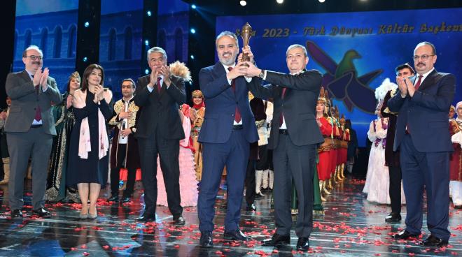 Kardeliimiz daim olsun<br>  Bursa Bykehir Belediye Bakan Alinur Akta, devir teslim treninde yapt konumada, getiimiz yl Hiva'dan aldklar emaneti byk bir gururla ua'ya teslim etmenin mutluluunu yaadklarn syledi. Emaneti aldklar ilk gnden itibaren Trk dnyasn temsil eden pek ok etkinlie imza attklarn dile getiren Bakan Akta, "Hem ehrimizi hem lkemizi en gzel ekilde tanttk. nk bu ayn zamanda bir turizm faaliyetiydi. 300 milyonluk bir Trk dnyas sz konusuydu. Aldmz emaneti can Azerbaycan'a, Karaba zaferinin nirengi noktas olan ua'ya teslim ediyoruz. Grevimizi tamamlamann mutluluunu yayoruz. Bu unvan ilelebet Bursa olarak tayacaz. Son Daimi Konsey'de Trk Dnyas Kltr Bakentleri Koordinasyonu gibi bir grev bize tevdi edildi. Bursa, Trk dnyas kltr bakentliini ziyadesiyle hak ediyordu. Bu hakl gururu hep birlikte yayoruz. Bu srete katk ve emek veren herkese yrekten teekkr ediyorum. Dostluumuz, kardeliimiz, birlik ve beraberliimiz daim olsun" dedi.