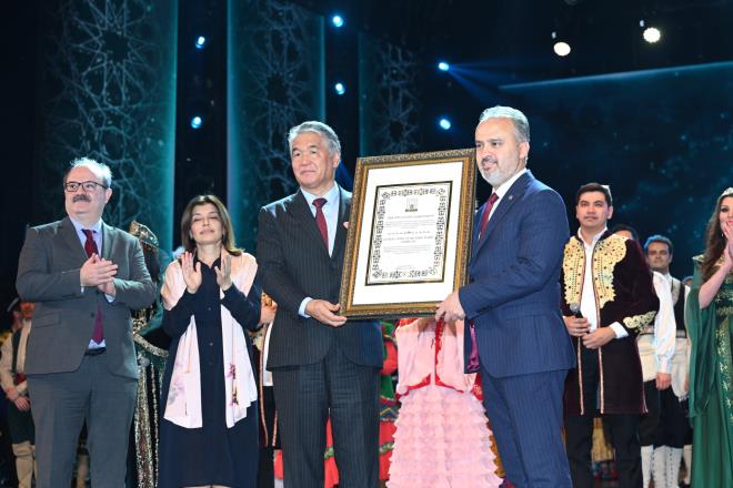 Bursa yeni bir soluk getirdi<br>  TRKSOY Genel Sekreteri Sultan Raev de Bursa'nn Trk Dnyas Kltr Bakenti olmann tesinde bu uygulamaya yeni bir soluk getirdiini syledi. Raev, "unu sylemeliyim ki Bursa, bu zel unvan sadece tamakla kalmad, rnek tekil edecek pek ok adm atarak, Trk Dnyas Kltr Bakenti programna yeni bir soluk getirdi. Bayra Karaba'n incisi, 2023 Trk Dnyas Kltr Bakentimiz, can Azerbaycan'mzn ua ehrine devredeceiz. ua hepimiz iin ok nemli ve anlaml bir yer. ua zaferi, geleceimizi ekillendirme hususunda bizleri birbirimize sk sk balayan, anl ve kutlu bir srecin sembol oldu. imdi sra zaferimizi tm Trk dnyas ile birlikte kutlayarak onu ortak kltrmzn zenginlikleri ile talandrmakta. TRKSOY olarak yeni kltr kprleri ina etmek zere yorulmadan alacamzn szn veriyoruz" diye konutu.