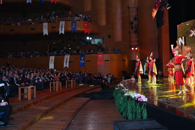 "Emanetin hayrl olsun ua"<br>  Bursa Valisi Yakup Canbolat da Trk dnyasna bakentlik yapmann, ortak mirasa sahip kmann ve binlerce yllk kadim dostlar, kardeleri Bursa'da arlamann her zaman nasip olmayacak byk bir eref olduunu vurgulad. Birok medeniyete ev sahiplii yapan, pek yolunun nemli gzergahlarndan Bursa'nn kadim bir tecrbeye sahip olduunu ifade eden Canbolat, "Biz bu tecrbeye her zaman gvendik. Bu ulu ehir bizi hi yanltmad. Tm Trk dnyasna bakentlik yapmak babayiitlik isterdi. ehrimiz bunu gsterdi. Alnmzn akyla bu grevi nihayete erdirmi olduk. Verdiimiz sz tutmu olduk. Hem vazifemizi en gzel ekilde ifa ettiimiz iin hem de baka bir babayiide teslim ettiimiz iin mutluyuz. ua, emanetin hayrl bakentliin kutlu olsun" dedi.