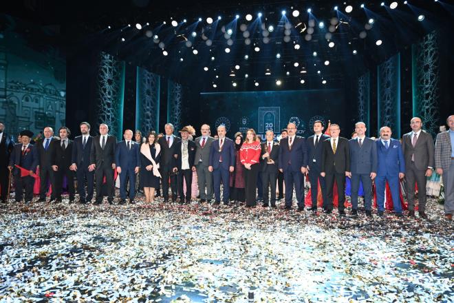 Bursa'nn manevi ve tarihi yk var<br>  Trkiye Cumhuriyeti Kltr ve Turizm Bakan Yardmcs Dr. Serdar am ise, Bursa'nn Trk Dnyas Kltr Bakentlii unvann baaryla tadna dikkat ekti. am, "Bursa'nn anlaml bir ekilde manevi ve tarihi yk var. Sadece Orta Asya'da deil Balkanlar'da zellikle Bursa'nn ok nemli izleri var. Balkanlar'n da Bursa'da ok zel izleri var. Afrika'da, Orta Dou'da btn corafyada inallah bu almalarn artarak devam edeceine inanyorum. Her faaliyetlerimiz artarak devam edecektir. Kltr bakenti unvanyla artk asrlara sarih bir ekilde btn almalarn devam edeceine inanyorum. Balkanlar'daki son gelimelere baktmzda da Trkiye'nin bu kadar baarl olmas, tarihten gelen yansmasn hissettirmesinden dolay birtakm Batl dostlarmz, mttefiklerimizi rahatsz ediyor ki, srekli 'Bat Balkanlar' ifadesini kullanmaya alyorlar. 'Bat Balkanlar' ifadesi oradaki Trk kimliini, Mslman kimliini, tarihini ve kklerini grmeme zerine kurulmu bir korkunun yansmas ama korkunun ecele faydas yok tabiriyle ne yaparlarsa yapsnlar orada bir gerek var. Oradaki deerlerimiz btn Trk dnyasn yanstyor" dedi.