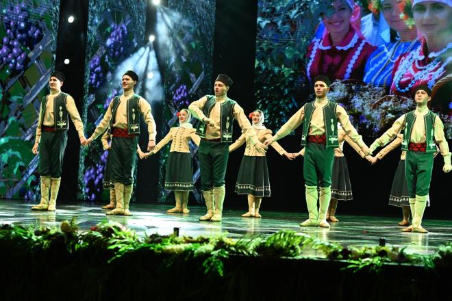 Konumalarn ardndan TRKSOY yesi lkelerden gelen sanatlarn halk danslar ve konserleriyle renklenen gecede Bursa Bykehir Belediye Bakan Alinur Akta, Azerbaycan Cumhurbakanl ua zel Temsilcisi Aydn Kerimov'a Trk Dnyas Kltr Bakenti semboln takdim etti.