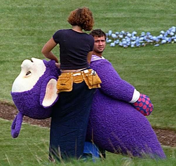 YARADILI GEREN REDDYORLAR!    Btn bunlarn yan sra oyunculara giydirilen kostmlerle ocuklara, 'cinsiyetsizliin' alanmaya alld grlyor.