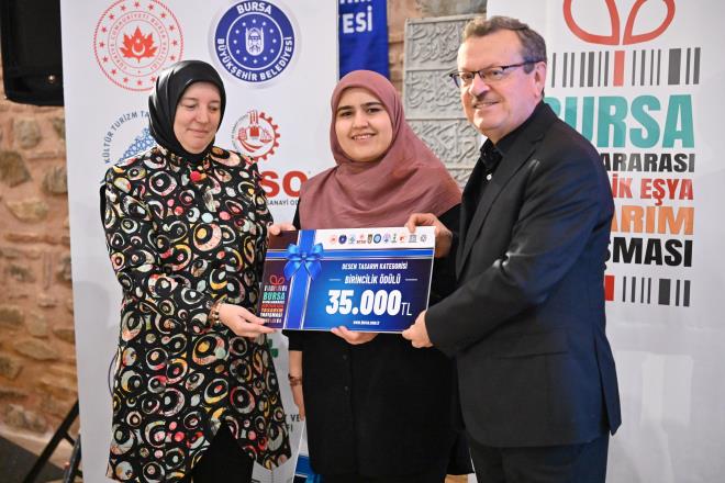 Kazanan eserlerin de sergilendii yarmann dl trenine, Bursa Bykehir Belediye Bakan Alinur Akta?n yan sra Bursa Milletvekili Emine Yavuz Gzge, Uluda niversitesi Rektr Prof.Dr. Ahmet Saim Klavuz, l Kltr ve Turizm Mdr Kamil zer, yurt ii ve yurtdndan jri yeleri ile ok sayda davetli katld.