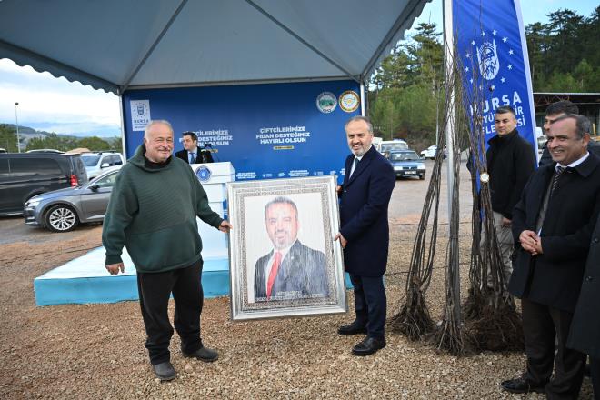 Bursa'da k�rsal kalk�nman�n sa�lanmas� amac�yla fide fidan temininden kaliteli �retimin sa�lanmas�na, ekipman deste�inden �r�nlerin sat�� ve pazarlamas�na kadar her alanda katk� sunan B�y�k�ehir Belediyesi, d�nem sonuna kadar 5 milyon fide fidan da��t�m� hedefine h�zla ilerliyor. Bursa'da �reticinin nitelikli �r�n elde etmesine katk� amac�yla Keles il�esi �zelinde bug�ne fide, fidan, torum, tar�m makineleri, �retim ekipmanlar�, tar�msal tahmin ve erken uyar� meteoroloji istasyonu gibi desteklerde bulanan B�y�k�ehir Belediyesi, �imdi de �ift�ilere fidan da��tt�. Bursa �li Hayvanc�l��� Geli�tirme Birli�i (HAGEL) marifetiyle 310 ki�iye 11.000 adet ceviz fidan�, 220 ki�iye 2000 adet badem fidan�, 20 ki�iye 1000 adet ayva fidan�, 20 ki�iye 500 adet vi�ne fidan�, 20 ki�iye de 500 adet kiraz fidan�, Keles il�esinde d�zenlenen t�renle da��t�ld�. Ayr�ca ge�ti�imiz sene badem fidanlar�nda kuruma tespit edildi�i i�in �ift�ilere 5 bin adet ilave badem fidan� verildi.