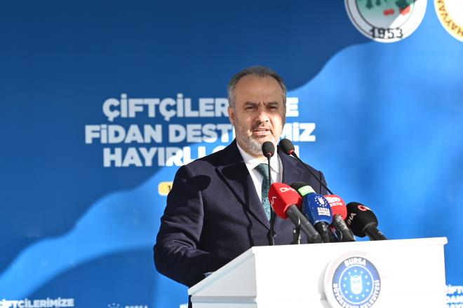 Ama�; bal�k tutmay� ��retmek<br>  Fidan da��t�m t�reninde konu�an Bursa B�y�k�ehir Belediye Ba�kan� Alinur Akta�, �rettikleri kaynaklar� memleketin ve insanlar�n hayr�na kullanacak �ekilde de�erlendirdiklerini s�yledi. Merkeze sonradan ba�lanan il�elerin ya�am standartlar�n� y�kseltmek i�in yo�un mesai harcad�klar�n� ifade eden Ba�kan Akta�, Keles il�esinde 5 y�ll�k s�re� i�erisinde 200 milyon TL?lik yat�r�m ger�ekle�tirdikleri, da� il�elerinde ya�anan t�m s�k�nt�lar�n bir bir ��z�lece�ini s�yledi. K�rsal b�lgelerde tar�m faaliyetlerinin �nemine de�inen Ba�kan Akta�, 'Tar�mla alakal� yat�r�mlar�m�za devam ediyoruz. �ift�ilik yapan vatanda��m�z�n iyi tar�m yapabilmesi i�in bir�ok alanda projeler �retip, hayata ge�irdik. K�rsal mahallelerimizde ya�am kalitenin artmas� i�in �ehir merkezindeki t�m imk�nlar�n buralarda da sunulmas� en b�y�k arzumuz. �retti�imiz projeleri k�rsala yayarak Bursa?m�z�n b�t�n olarak kalk�nmas�n� sa�l�yoruz. Sadece yapm�� olmak i�in de�il, yerinde tespit ederek �al��malar y�r�t�yoruz. Bizim amac�m�z bal�k vermek de�il, bal�k tutmay� ��retmek. Do�ru yerde, do�ru yat�r�m� yapt�rmak istiyoruz. Bu do�rultuda ?Da� y�releri organik siyez yeti�tiricili�i projesini' geli�tirdik. Keles ve Orhaneli'nde �reticilik yapan �ift�ilerimize siyez bu�day� da��tt�k. Tar�m Peyzaj A� marifetiyle bu sene 1.050 adet yaban mersini fidan�, 41.000 adet �ilek fidesi teslim edildi.