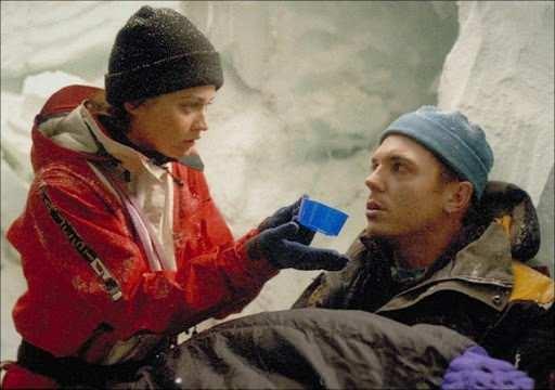 DKEY LMT    2000 yl yapm "Dikey Limit" filmi, aksiyon severler iin vazgeilmezler arasnda yer alyor. Barollerinde Chris O'Donnell, Robin Tunney, Scott Glenn, Izabella Scorupco ve Bill Paxton'n yer ald filmde Peter ve Annie adnda iki dac kardein hikayesi anlatlyor.