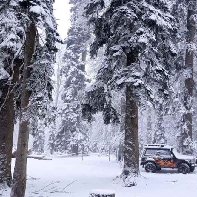 D�zce`de d�n ak�am saatlerinde hava s�cakl�klar�n�n d��mesinin ard�ndan y�ksek kesimlerde kar ya���� etkili oldu.