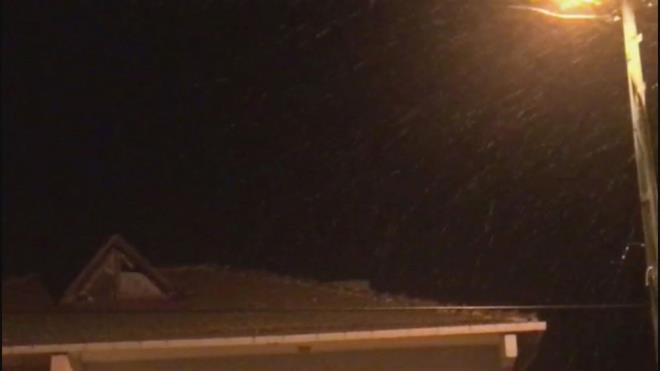 �stanbul?da son g�nlerde hava s�cakl�klar�n�n d��mesiyle beraber bug�n saat 00.30 s�ralar�nda �stanbul?da mevsimin ilk kar ya���� Silivri?ye ya�d�.    Silivri?nin baz� mahallelerinde ba�layan kar ya���� il�e geneline yay�lmaya devam ediyor.