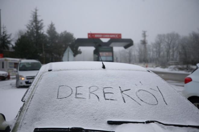 Tekirda�'�n Malkara il�e merkezinde etkili olan ya��� nedeniyle baz� ara�lar�n �zeri karla kapland�.