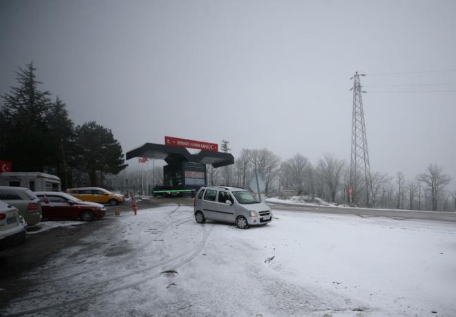 TRAKYA DA BEYAZA B�R�ND�    K�rklareli ve Tekirda�'�n y�ksek kesimlerinde kar ya���� etkili oldu. Ara�lar�n �zeri karla kaplan�rken, ula��mda aksama ya�anmamas� i�in ekipler �al��malar�n� s�rd�r�yor.