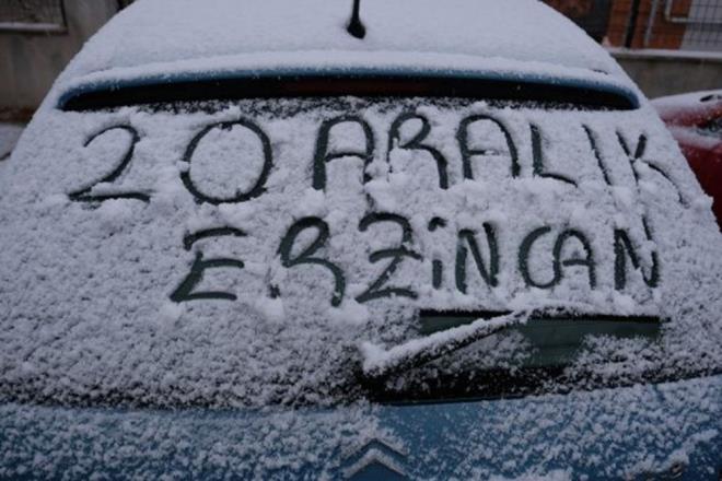 ERZ�NCAN'A MEVS�M�N �LK KARI D��T�  <br>  Erzincan kent merkezinde etkili olmaya ba�layan kar ya����, vatanda�lar�n y�z�n� g�ld�rd�.  <br>  Gece saatlerinde ba�layan kar ya����, kent merkezinde hafif, y�ksek kesimlerde ise bir s�re yo�un �ekilde etkisini g�sterdi. Kent merkezi k�sa s�rede beyaza b�r�n�rken, y�ksek kesimler beyaz �rt�yle kapland�.