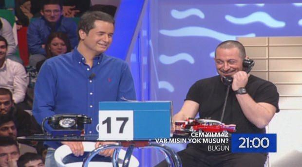 Hatta birok kii Hamdi Bey diye biri olmadn ve Acun lcal'nn telefonla konuuyormu gibi yaptn iddia ediyordu.