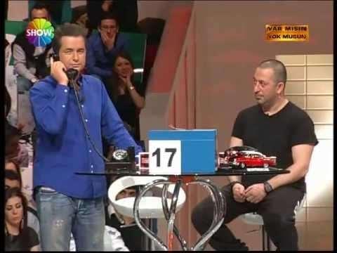 Herkesi ekran bana toplayan programda konuklar ve yarmaclar kadar da Hamdi Bey de byk merak uyandryordu.