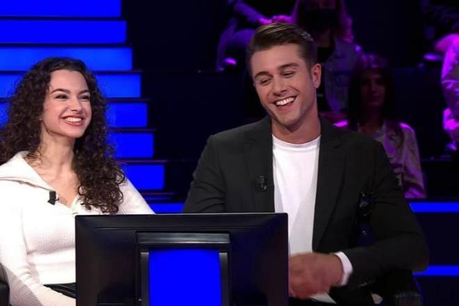 1000. b�l�me �zel �nl� y�ld�zlar� bir araya getiren programa Karde�lerim dizisinden Su Burcu Yazg� Co�kun, Onur Seyit Yaran, Yaln�z Kurt'tan Jessica May, Hasan Denizyaran, Aldatmak'tan Feyza Sevil G�ng�r ve Yusuf �im konuk oldu.