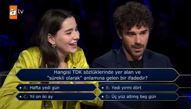 "Hangisi TDK s�zlerinde yer alan ve s�rekli olarak anlam�na gelen bir ifadedir?" sorusunu a�t�ran �nl� oyuncular A- Haftada yedi g�n, B- Yedi yirmi d�rt, C- Y�l on iki ay ve D- �� y�z altm�� be� g�n se�enekleri aras�nda karars�zl�k ya�ad�.