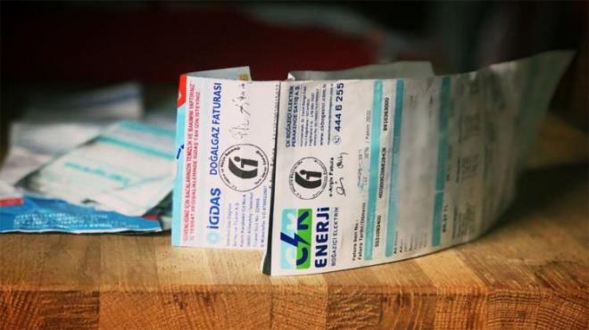 Ykl gelen elektrik faturalarn drmek iin dikkat etmeniz ve uygulamanz gereken baz yntemler bulunuyor. Bunlardan ilki, evde bilisizce kullanlan elektronik aletleri kapal bir ekilde brakmak. Bu sayede enerji faturanz nemli lde azaltabilirsiniz.