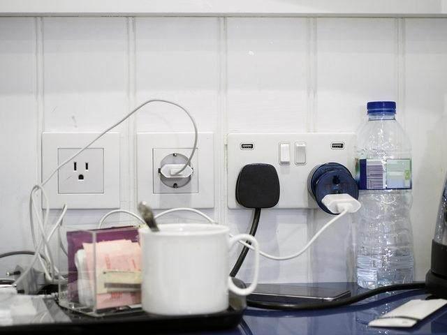 amar makinesi kapalyken bile fii prizde takl ise yaklak senede 33 TL,  <br>  Bulak makinesi 25 TL,  <br>  Televizyon 18 TL,  <br>  Klima 7 TL,  <br>  Cep telefonu arj 1 TL,  <br>  Ses sistemleri 32 TL fazladan israfa neden oluyor.