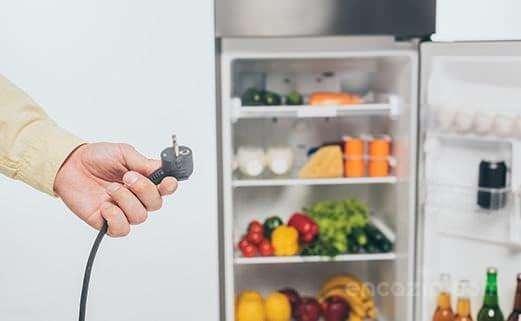 DERN DONDURUCU VE BUZDOLABI KNC SIRADA    7/24 her zaman ak olan buzdolab ve derin dondurucularn elektrik faturasndan tasarruf etmek istiyorsanz Natalie'ye gre buzdolabnn dzgn altndan emin olmann en basit yolu hem iini hem de dn rutin olarak temizlemektir.