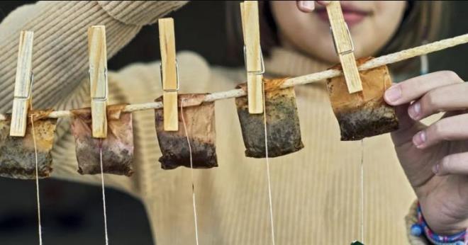 Trk sofralarnn vazgeilmezi ay, yaz k 7'den 70'e herkes tarafndan iilen lezzetlerden biridir. Tiryakilerinin ok olduu ay iildikten sonra da salad faydalaryla herkesi artyor. zellikle akam yemekten sonra demlediiniz ay fazla geldiinde deerlendirebileceiniz bu yntemlere ok aracaksnz. te demlikte kalan ayla yapabilecekleriniz.