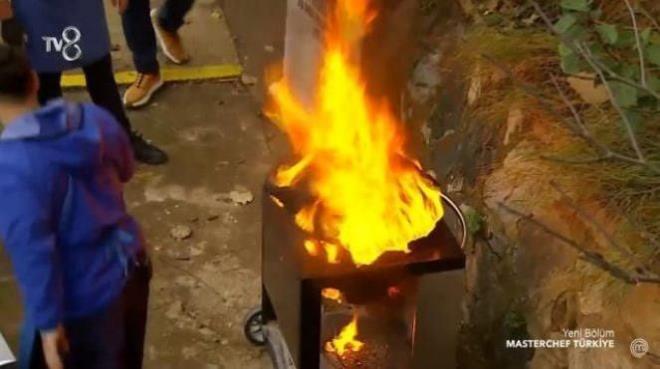 HER YER ALEV TOPUNA DND!    Yarmaclar hz kaybetmeden yarrken, tenceredeki yan tamas sonucunda tencere birden alev almaya balad.