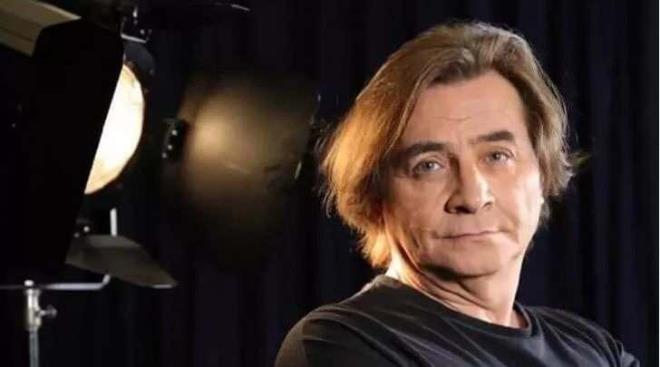 YouTube'da hem yapmcln hem sunuculuunu yrtt bir kanal olan Armaan alayan, zellikle 'Gr Beni' adl programla tannyor.