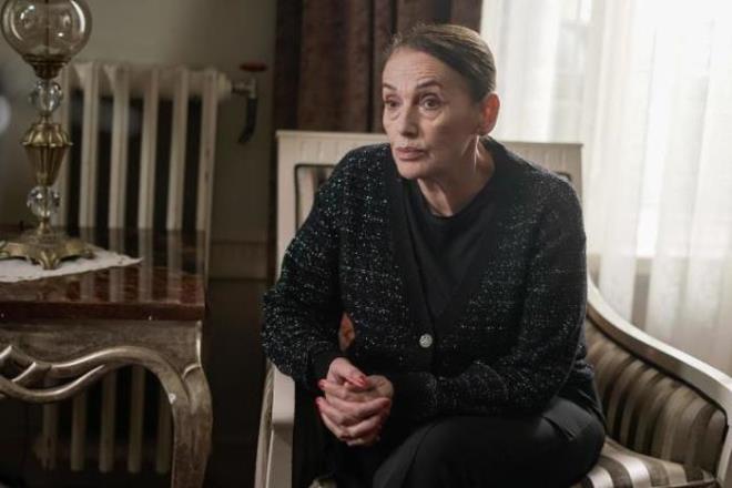 CAMDAK KIZ FERDE NUR SRER KADROYA VEDA ETT<BR>    Nalan'a gizli sakl olan btn srlar bir bir anlatan Feride lyor. Usta oyuncu 29 Aralk gn yaynlanacak olan 63. blm ile sevenlerine veda ediyor. Ekip arkadalar nl oyuncuya son sahnesinde kutlama yapt.