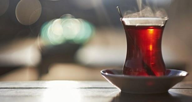 Bu polifenol gruplar arasnda siyah ay zellikle yksek bir katein, theaflavin, kaempferol, kuersetin ve gallik asit kaynadr. aydaki ac ve buruk tatlardan dorudan sorumlu olan bu polifenollerin, i antioksidan sistemleri glendirmede rol oynadna inanlyor. Ek olarak, inflamatuar yant da dahil olmak zere eitli biyolojik sreleri dzenlerler.