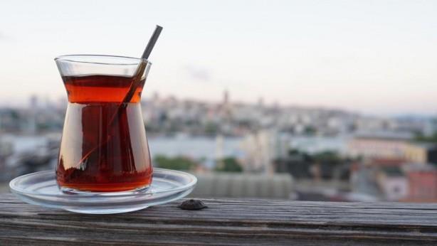 -9. Cildin UV direncini artrr- Polifenoller, cildin UV hasarna kar direncini glendirebilir. Hayvan almalarnda, siyah ayla beslenen farelerde nemli lde daha az UV ile indklenen tmr kontrol denekleri vard. Akas, bir farenin bana gelen ayn eyin bir insanda da olduu anlamna gelmiyor. Bununla birlikte, bariz etik karmlar nedeniyle insanlarda bu tr bir alma mmkn deildir. Bu koruyucu etkinin arkasndaki hipotez, siyah aydaki polifenollerin cildin UV hasarna kar direncini arttrmasdr. Bununla birlikte, bunu dorulamak iin daha fazla aratrmaya ihtiya vardr.