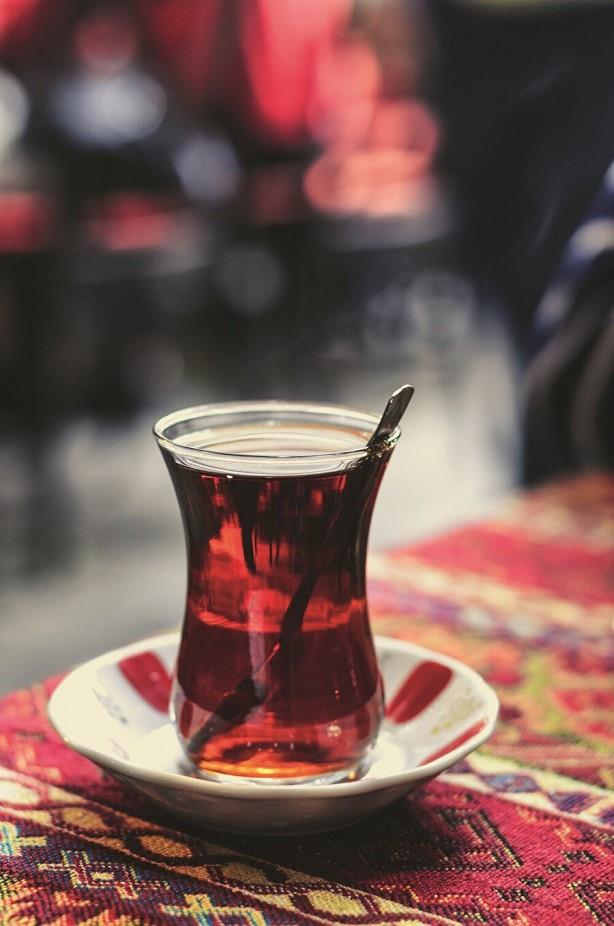 -7. Odaklanma ve konsantrasyon artrr- Siyah ay, zihinsel uyanklk ve bilisel sreler zerinde faydal bir etki gsterir. Bir kez daha, kafeinin varlndan dolay, siyah ay odaklanmay ve konsantrasyonu gelitirmeye yardmc olabilir. Kafein almnn eitli bilisel yararlar olabileceine dair kantlar aktr. Temel olarak uyankl, konsantrasyonu, karar vermeyi, odaklanmay ve hafza performansn artrabilir. Bir kafein kayna olarak, siyah ay ayn faydalar doza bal bir ekilde salayacaktr. zellikle siyah ay zerine yaplan yeni bir alma, iecein dikkati, farkndal ve gnlk bilisel ilevi iyiletirdiini de gsteriyor. Bununla birlikte, siyah ayn kafein ieriinin , belirli aya ve demleme yntemine bal olarak deiebileceini belirtmekte fayda var .