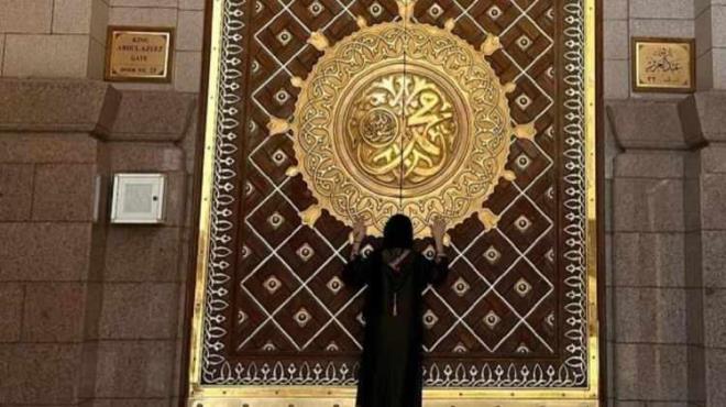 ANNES LE UMREYE GTT    Youn bir konser dnemine giren ve arta kalan zamann ailesine ayran baarl arkc, annesine verdii sz tuttuunu belirterek Umre'ye gittiini duyurdu.