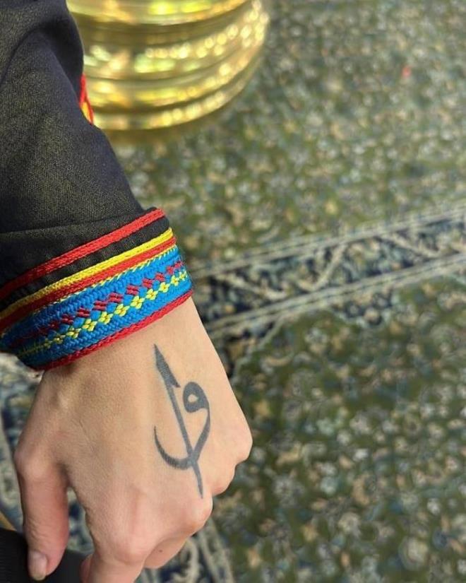 Umre'den ektii fotoraflar Instagram hesabndan paylaan arkc,"Annem sz vermitim. Seni gtreceim sz demitim. Hem Mekke hem de Medine'ye utuk ana kz.