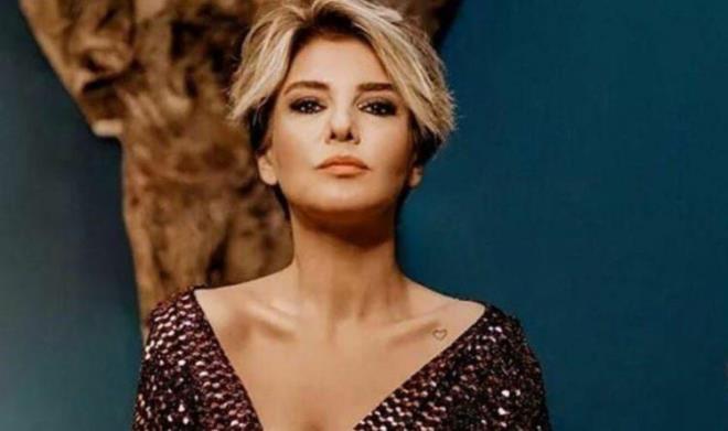 Verdii sz tutarak annesi ile birlikte Umre yolculuuna kan nl arkc, sosyal medya hesabndan ektii fotoraflar takipileri ile paylat.