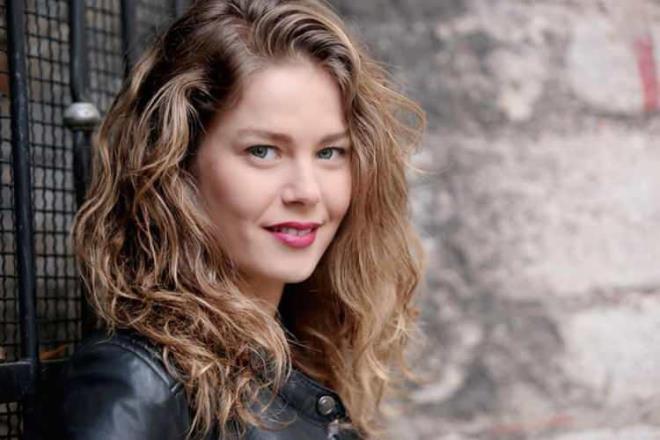 "Krmz Oda" dizisinde hayat verdii Boncuk karakteriyle byk bir k yakalayan, imdilerde ise "Camdaki Kz" dizisinde canlandrd Nalan karakteriyle adndan sz ettiren oyuncu Burcu Biricik eski hali herkesi artt.