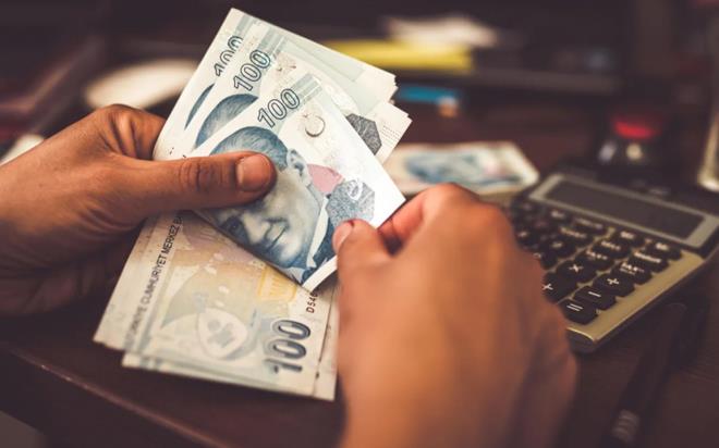 Ylbandan itibaren vatanda, esnaf ve reel sektr ilgilendiren birok dzenleme yrrle konulacak. 1 Ocak itibaryla; berber, kuafr ve gzellik salonlarnn bir gnlk tatil uygulamas, kuyumculara yetki belgesi art, konaklama vergisi, mkelleflere e-defter zorunluluu gibi birok yenilik hayatmza girecek.