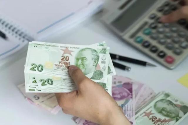 Sinema, konser, spor msabakas ve at yarlar izleyicilerinin bilet bedeliyle birlikte dedikleri yzde 10'luk elence vergisi, 1 Ocak 2023'ten itibaren alnmayacak.