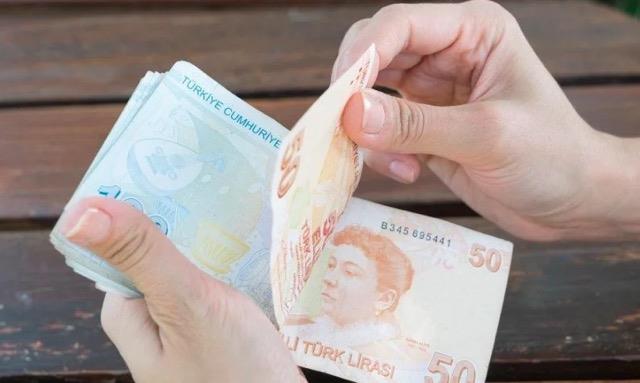 2021 yl vergi dnemleri iinde cirosu 4 milyon lira ve st olan gerek ve tzel mkelleflerin, 1 Ocak 2023'e kadar e-defter uygulamasna gemesi gerekiyor. 2021 yl cirosu 1 milyon lira ve stn olan gayrimenkul ve/veya motorlu tat, ina, imal, alm, satm veya kiralama ilemlerini yapanlar ile internet sitelerinde veya dier her trl elektronik ortamda mal ve hizmet satn gerekletiren mkellefler de 1 Ocak'ta uygulama kapsamna girecek.