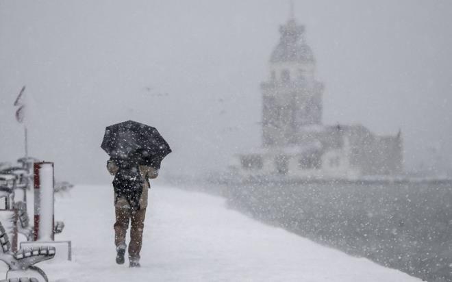 TRKYE 2023'e 'ho geldin' demeye hazrlanrken ylbanda havann nasl olaca merak konusu oldu. Meteoroloji uzman Dilek alkan, Trkiye'nin 'farkl' bir yeni yl yaayacan syledi. Ylba akam stanbul'da kuru souk olacan aktaran alkan, 1 Ocak'tan sonraki sreci yani yeni yln ilk gnlerine dair havann detaylarn paylat.