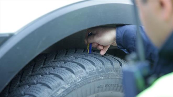 Yaz lastii takan bir otomobil 10 derecenin altnda hava scaklnda 90 kilometre hzla ani fren yaparsa 37 metrede durabiliyor. K lastii ise bu mesafeyi 30 metreye dyor.