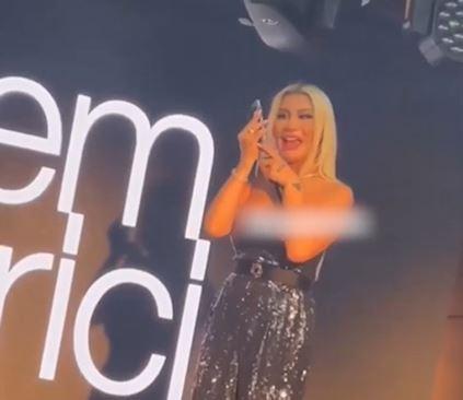 "SENDE SEY�RC�YE SORACAKSIN GAL�BA"    Milyoner yar��mas�n�n sempatik sunucusu Kenan �mirzal�o�lu Derici'nin sahnede oldu�unu anlay�nca "Sende seyirciye soracaks�n galiba" diyerek �aka yapt�.