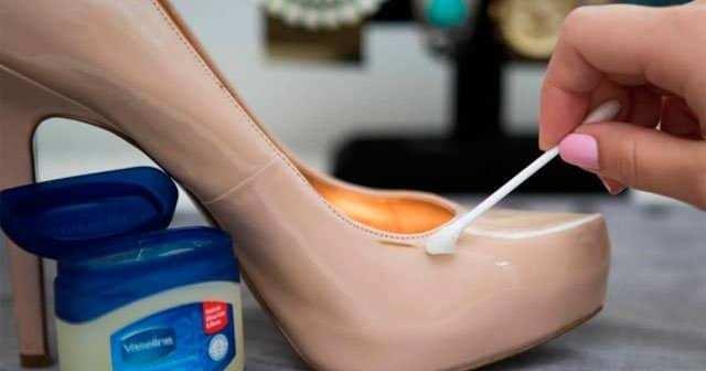 TOPUKLARI YUMU�ATMADA    Genellikle topuklarda g�r�len �atlamalar�n yumu�at�lmas� ve p�r�zs�z bir hale gelmesi vazelin kullan�m� ile m�mk�n olmaktad�r. Bunun i�in yatmadan �nce �atlam�� b�lgeye vazelin s�r�n. Temiz �orap giydikten sonra uyuyabilirsiniz. Sabah kalkt���n�zda g�zle g�r�l�r etkisini fark edeceksiniz.