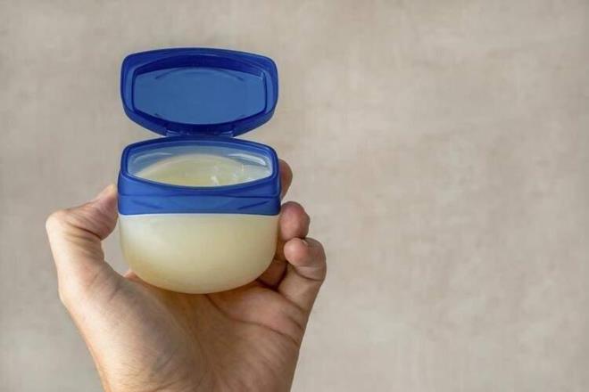 Evinizde ve bah�enizde bakt���n�z bitkileri, �i�ekleri korumak i�in, e�yalar�n temizli�inde ve daha bir�ok alanada vazelini kullanmak m�mk�n.